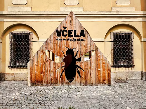 Včela – Království včel a bylin