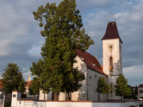 Kostel Nanebevzetí Panny Marie v obci Dubné
