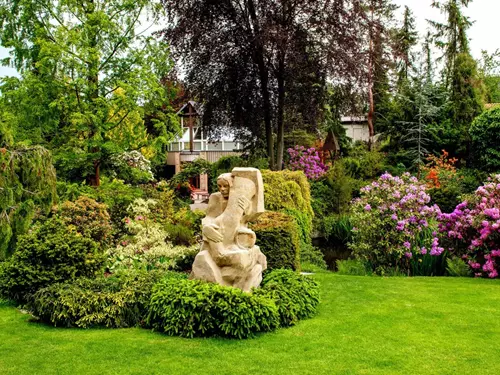 Památník obětem zla v Meditační zahradě v Plzni