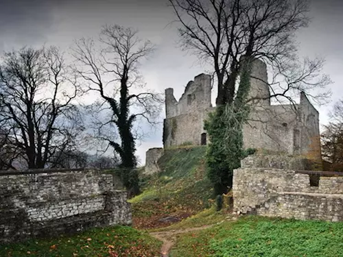 Zrícenina Hukvaldy patrí k nejvetším hradum na Morave