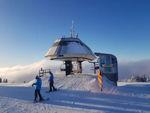 Skiareál Rokytnice nad Jizerou v sobotu otevře modrou sjezdovku z Lysé hory