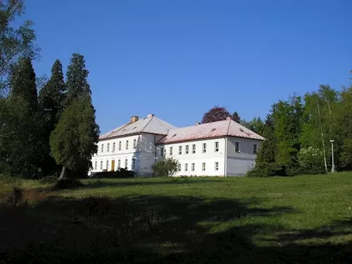 Empírový zámek Březina