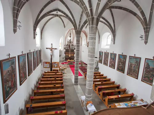 interiér kostela - oltář