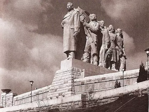 Na Letné se otvírá Stalinův památník