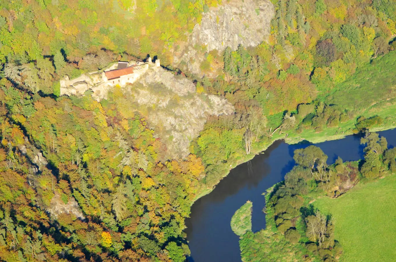 Hrad Krašov – malebný výhled na řeku Berounku