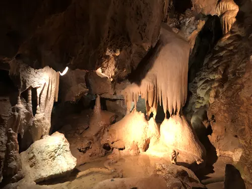 Jeskyně Na Pomezí – mramorová perla Rychlebských hor