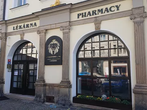 Muzeum české lékárny a kavárna U Zlatého lva v Hradci Králové