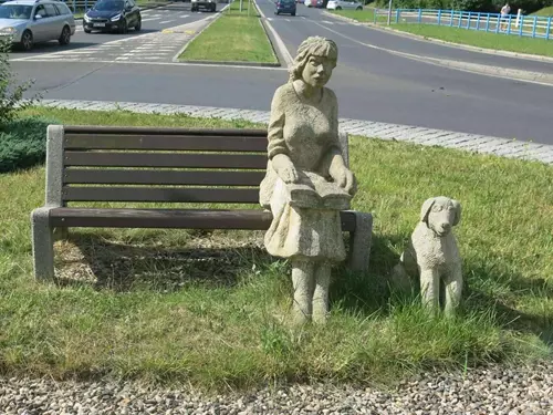 Socha dívky se psem v Mostě