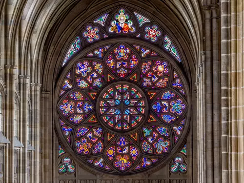 Okna Svatovítské katedrály v Císařské konírně – výstava ve velkolepém formátovém provedení