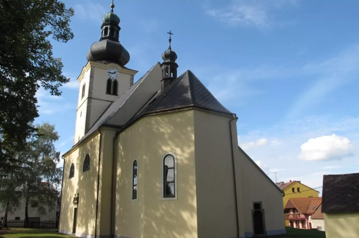 Kostel sv. Václava ve Stonařově s renesanční kostnicí