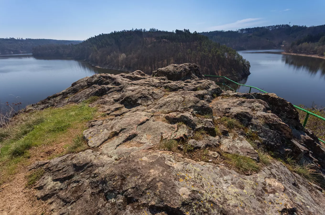 Hrad Kozlov u Dalešické přehrady – jediný ostrovní hrad v České republice