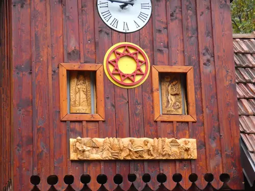 Valašský orloj v Držkové s řezbami slovanských bohů