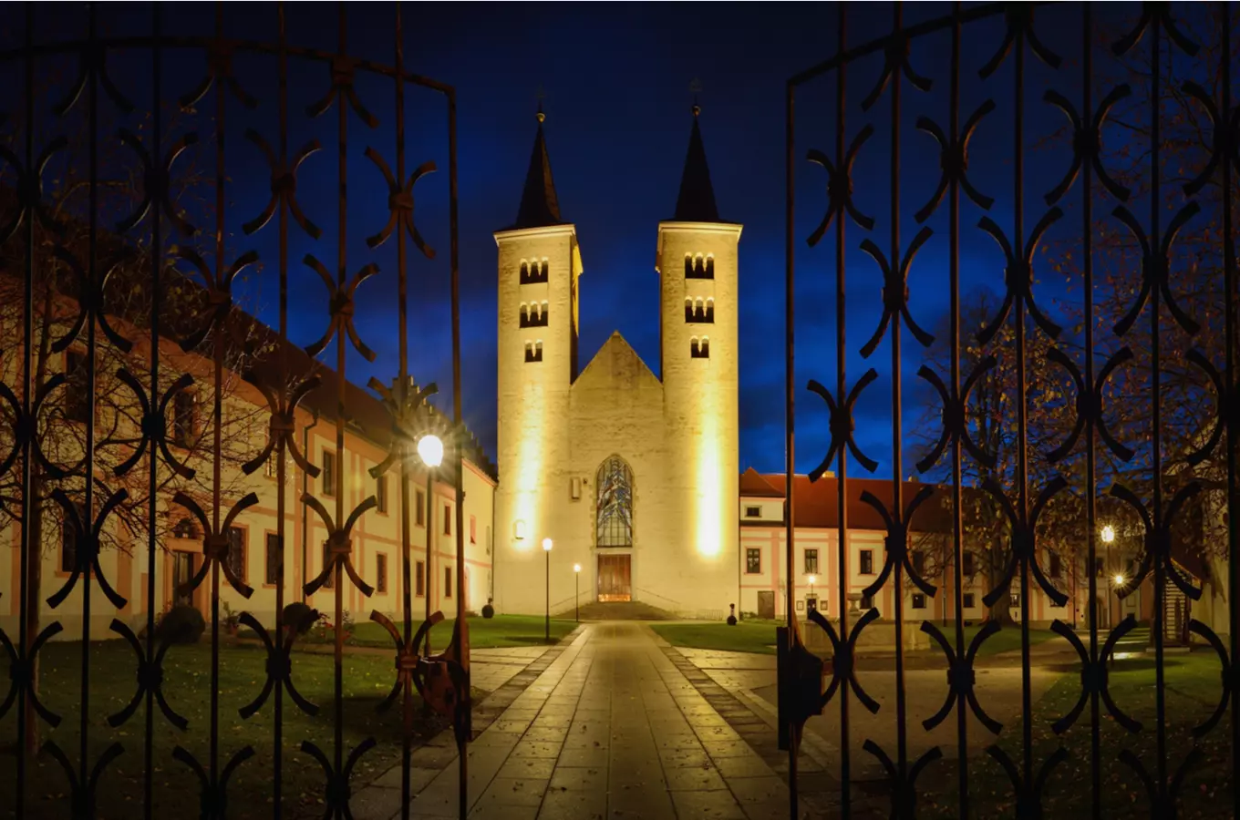 #světovéČesko a klášter Milevsko: románská bazilika, středověký trezor a vzácná relikvie