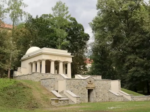 Jihoslovanské mauzoleum v Bezručových sadech v Olomouci