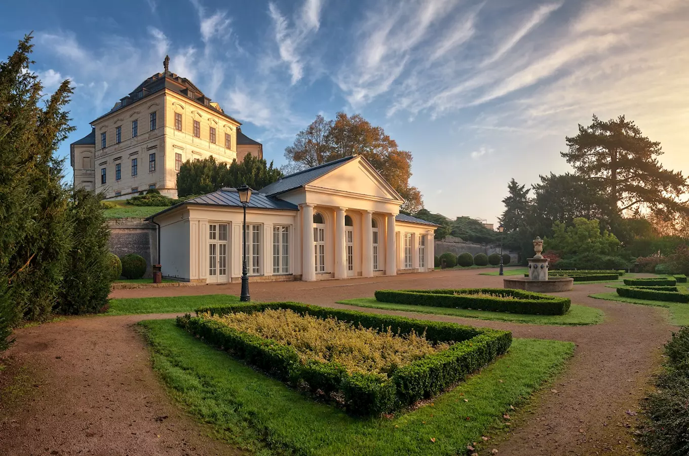 Anglický park v Chlumci nad Cidlinou – park s francouzskou zahradou a oranžerií