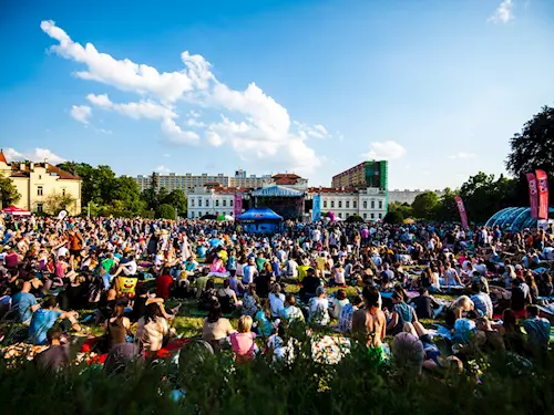 Festival Mezi Ploty nabídne špičkovou hudbu zvučných jmen i netradiční alternativu