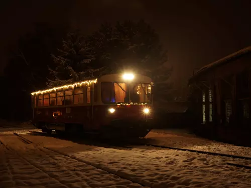 Vánoční motoráček, který vozí návštěvníky do depa