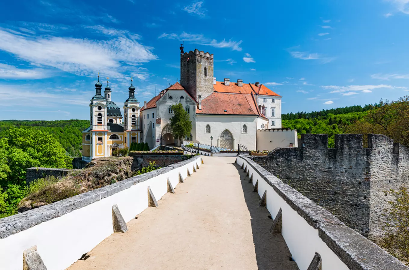 Po rekonstrukci strážní věž na zámku Vranov nad Dyjí nabídne pohledy na meandr řeky a městečko pod z