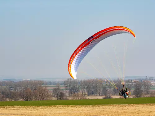 Kurzy motorového paraglidingu v Jaroměři s trenažerem startů.