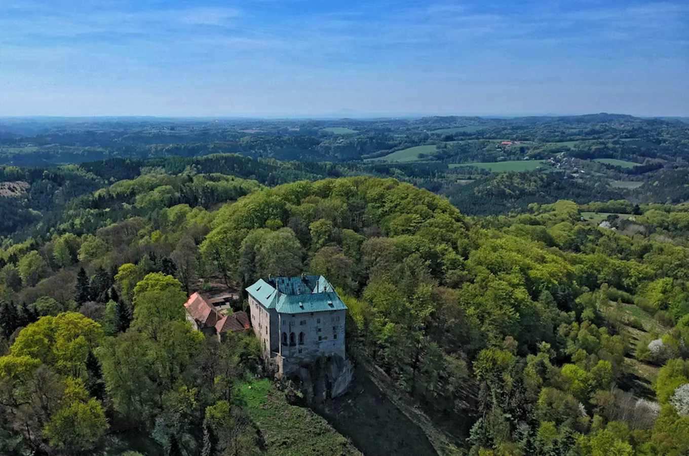 Hrad Houska – tajemný hrad s cestou do pekla