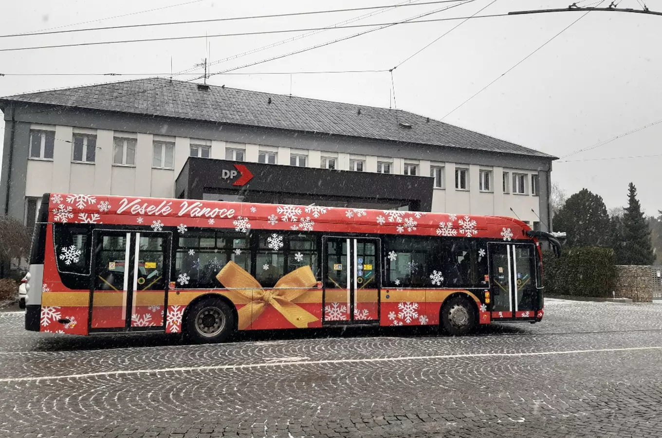 Vánočně nazdobený elektrobus v Hradci Králové