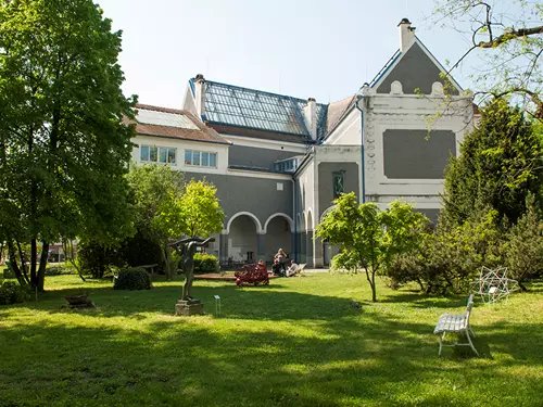 Galerijní zahrada s expozicí soch a kavárnou v Hodoníně