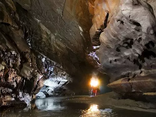 Tajemná místa ČR, Kudy z nudy, Býčí skála - místo rituálního pohrbu haštalského velmože