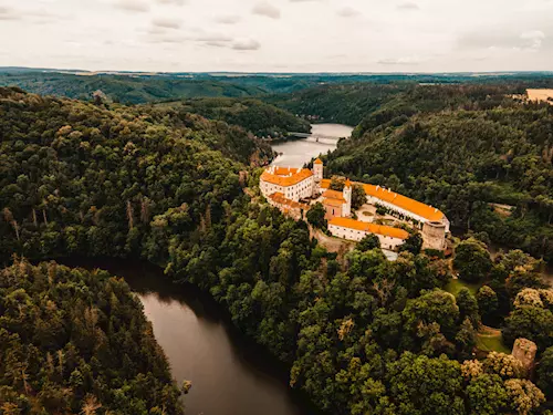 Výlet na zámek Vranov nad Dyjí a hrad Bítov – romantika orlích hnízd