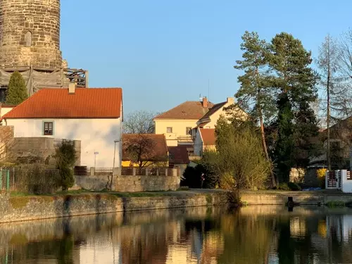 Hrad Jenštejn – zřícenina hradu v rovinaté krajině Polabí 