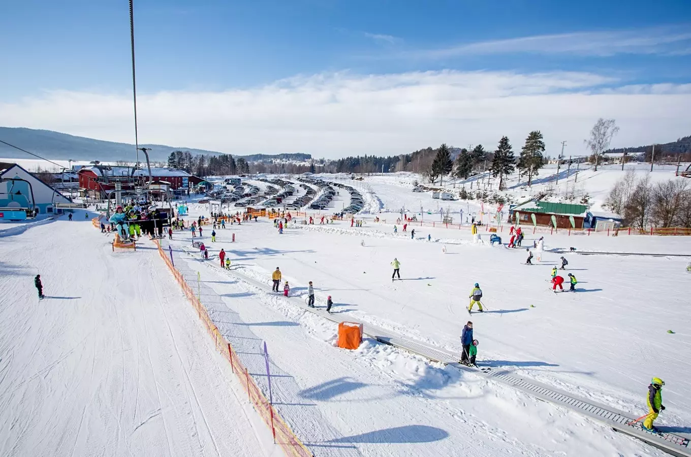Užijte si pohodové lyžování ve Skiareálu Lipno - rodiny se letos zalyžují o víkendu levněji