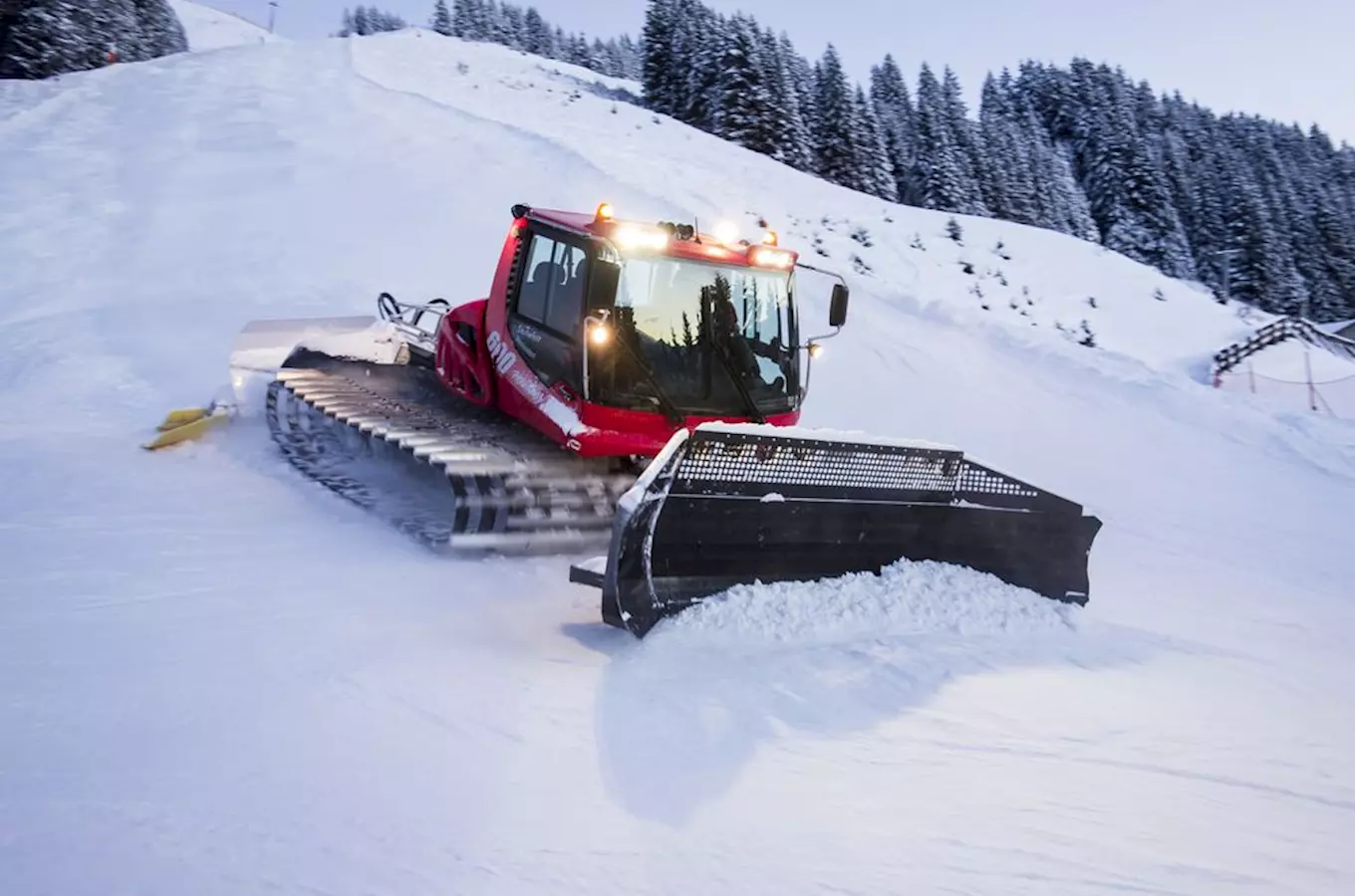 Skiareál Ještěd nabízí adrenalinový zážitek - jízdu rolbou po svahu