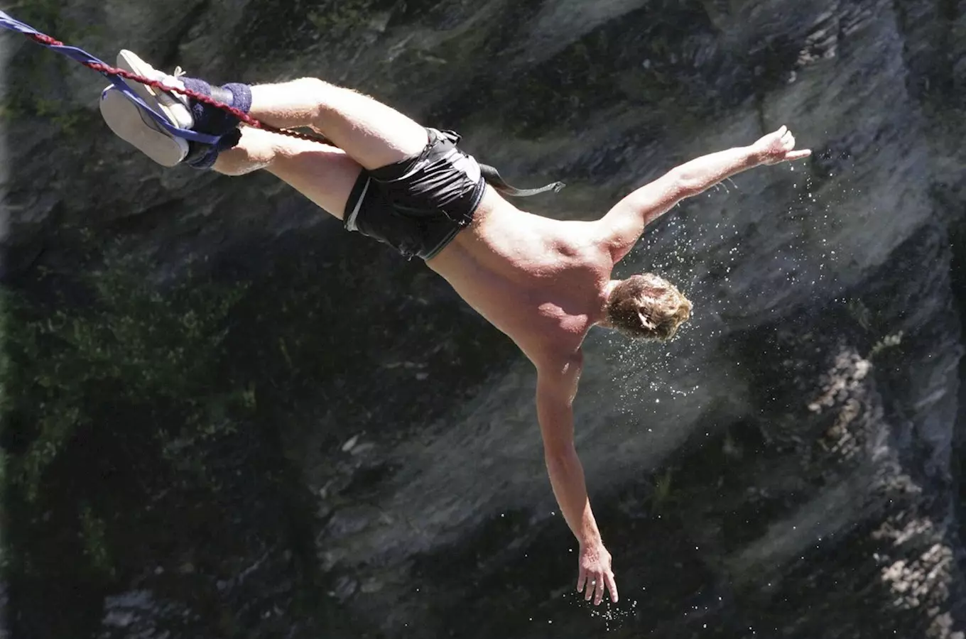 Nejvyšší bungee jumping v České republice – skoky a bungee jumping nad řekou Hačka