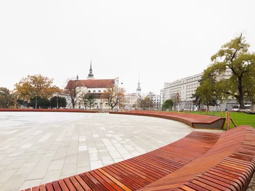 Eliptická lavička na Moravském náměstí v Brně