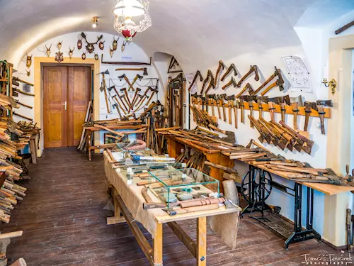 Zámek Konice – stálá expozice zvyků a řemesel a největší česká sbírka seker