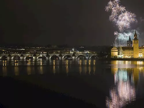 Tradiční ohňostroj v Praze opět uvidíte na Nový rok