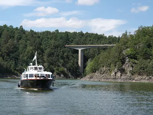 Lod Lipno a Zvíkovský most