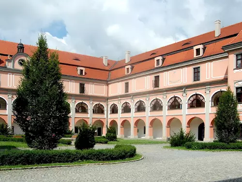 Ve Valašském Meziříčí se otevírá zrekonstruované jižní křídlo zámku Žerotínů 