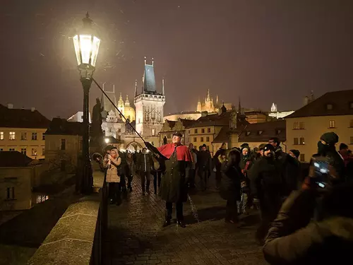 Věda a historie není nuda: 300 let od prvního stálého osvětlení Prahy