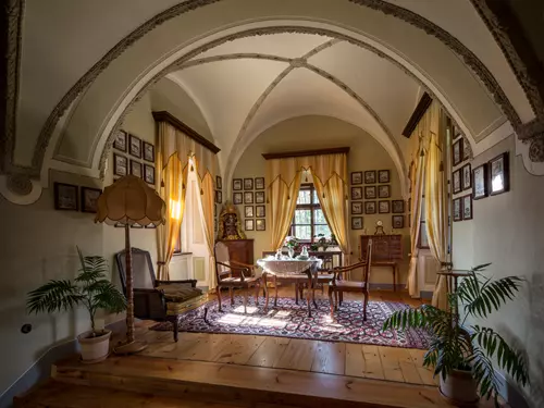 Řetězové provázení na zámku Červená Lhota