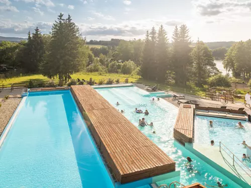 Koupání pod širou oblohou po celý rok: 10 tipů na bazény, kde je možné celoroční koupání venku