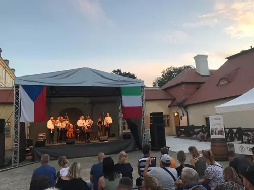 Letní pití vína & gastro festival na nádvoří zámku Valtice aneb Valtice po italsku