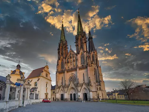 Katedrála svatého Václava v Olomouci přivítá císaře a další světce
