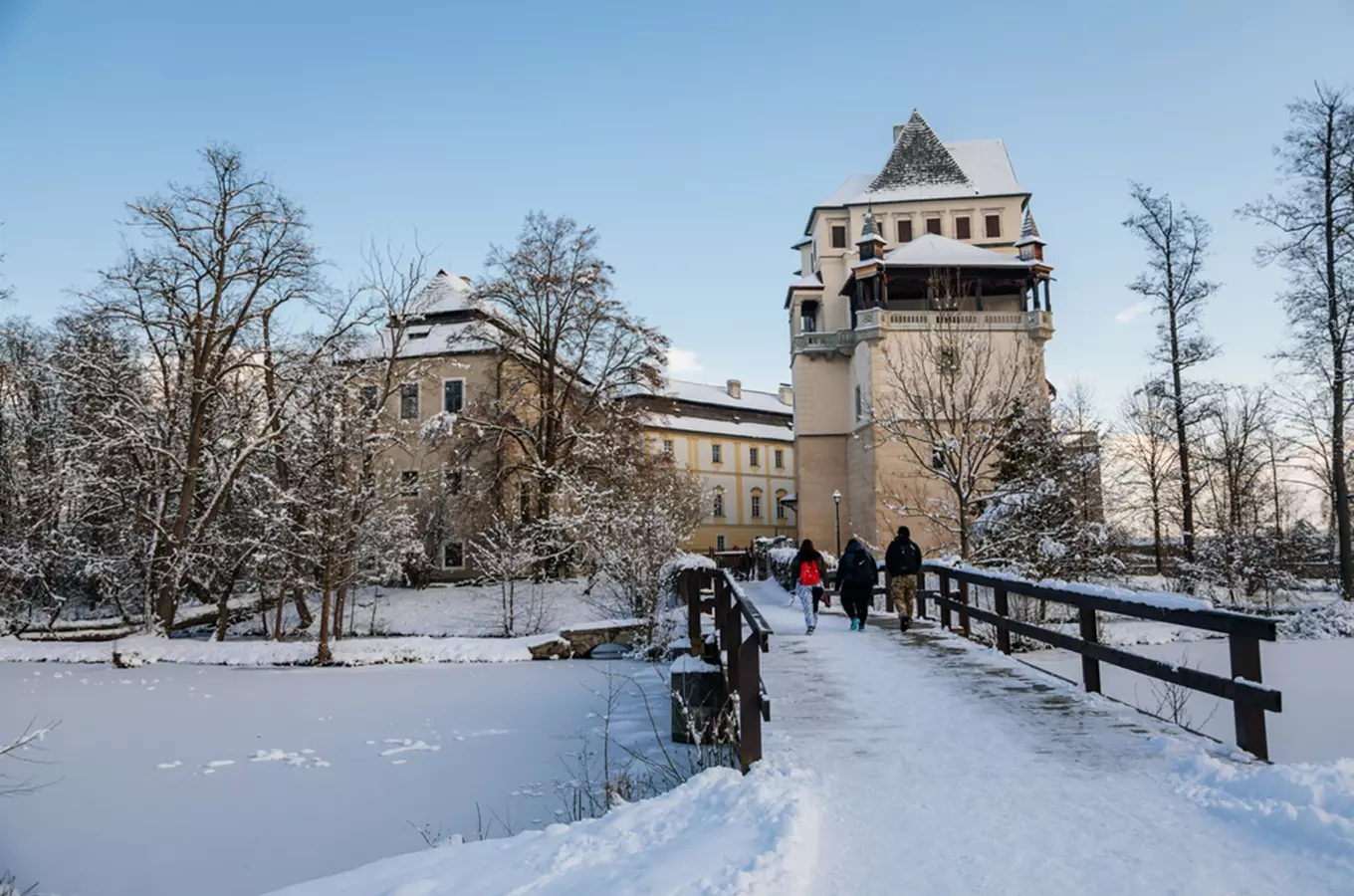 V zámeckém parku v Blatné se během adventních víkendů koná vánoční trh