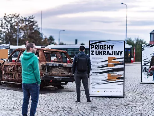Putovní výstava rozstřílených vraků ukrajinských aut