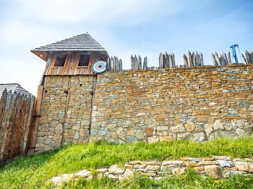 Jak vypadalo slovanské sídliště? Objevte Archeoskanzen Modrá!