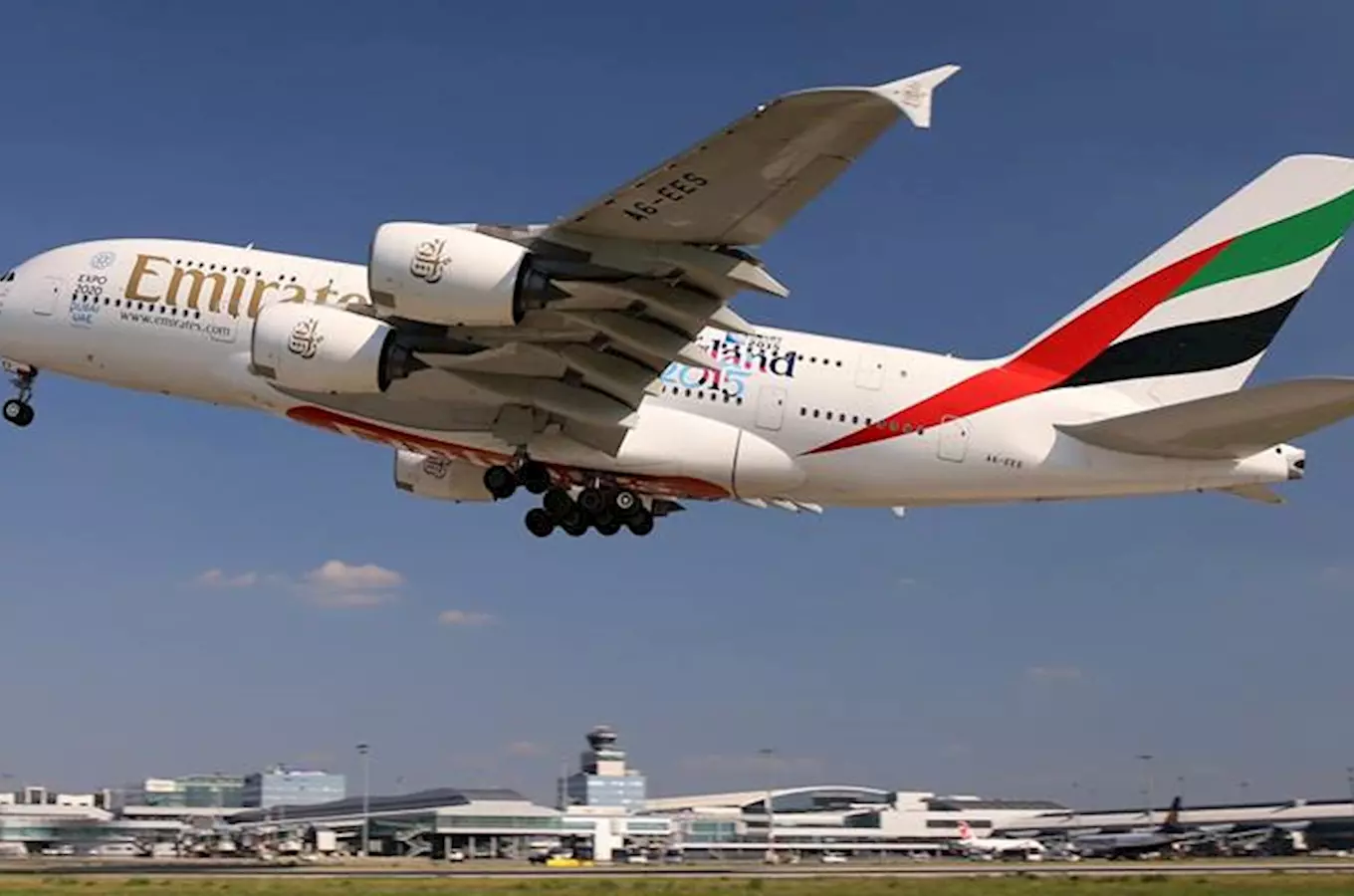 Největší dopravní letadlo A380 Emirates na Letišti Václava Havla Praha