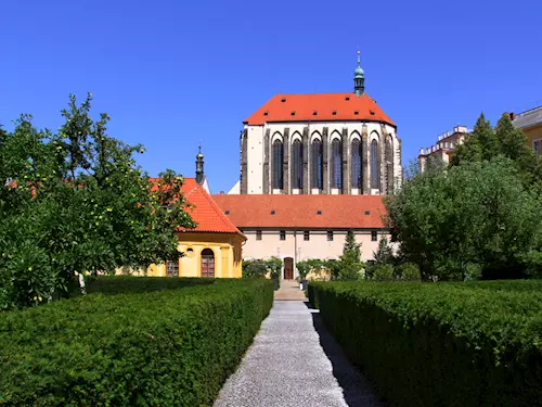 Kostel Panny Marie Sněžné v Praze, Kudy z nudy