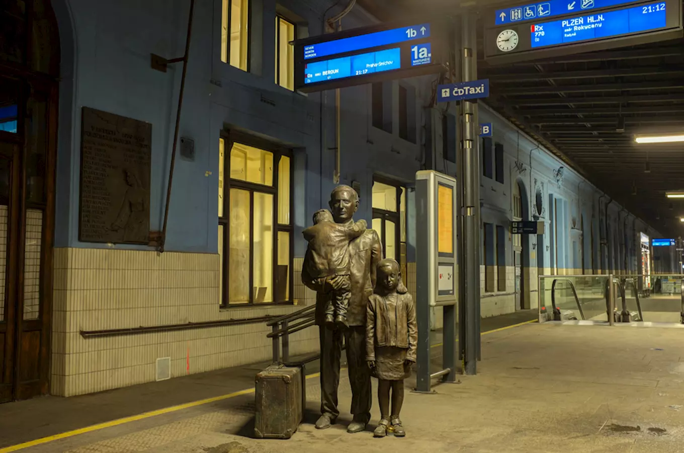 Socha Nicholase Wintona a dětí na Hlavním nádraží