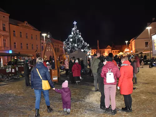 2. Adventní pátek 2024 – Předvánoční farmářské trhy a Letní kino v zimě