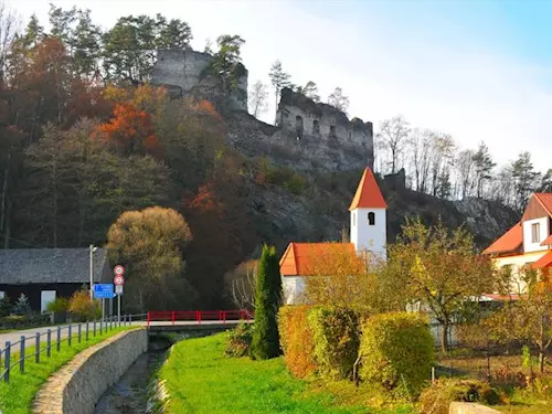 Zřícenina hradu Frejštejn nad řekou Dyjí